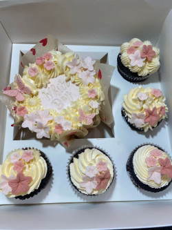 Light Pink cake with 5 cupcake