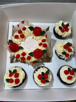 Red Cake with 5  cupcake
