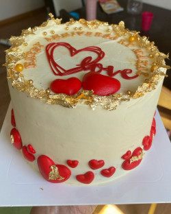 Love cake with gold dust